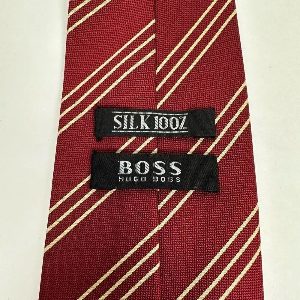 Hugo Boss Mens Necktie Tie 100 % Silk Red Striped Size 4/60”  Made in Italy